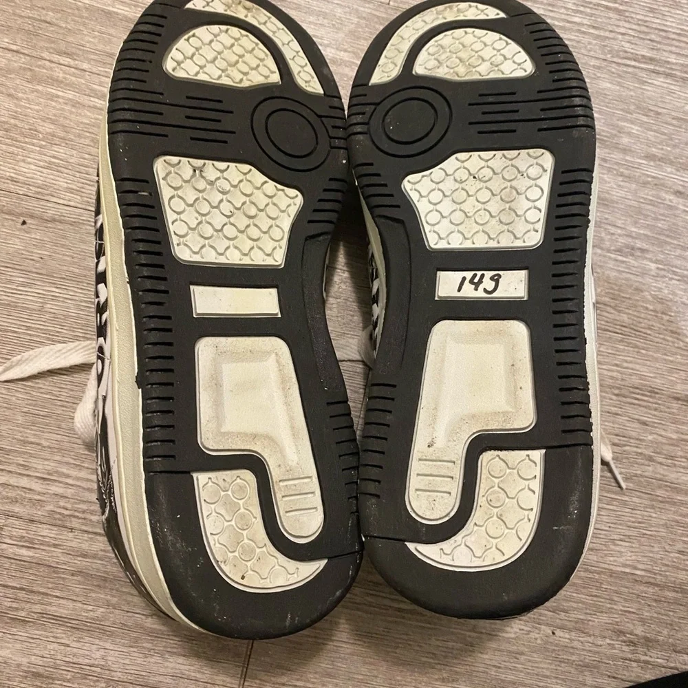 Gala Air black & white sports sneakers size 9 with sports graphic on the…